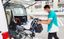 車椅子の乗車を支援する場面
