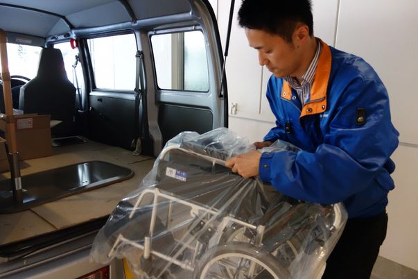 スタッフと車椅子の様子