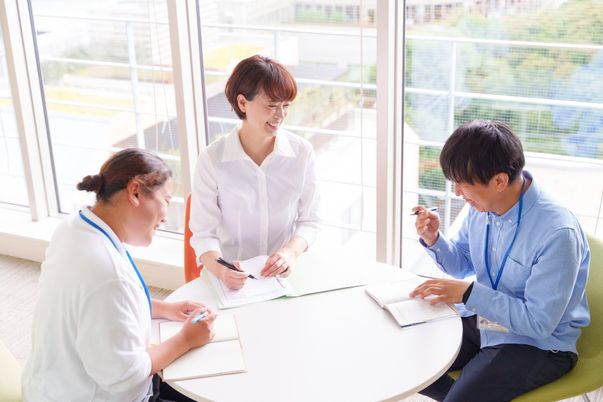 明るい会議風景のラウンジ