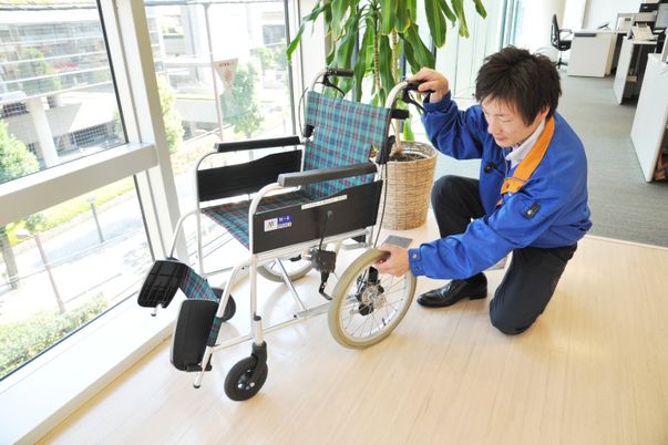 車椅子の調整をする様子