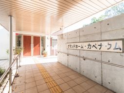 エントランスの明るい風景