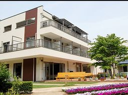 明るい庭のある建物