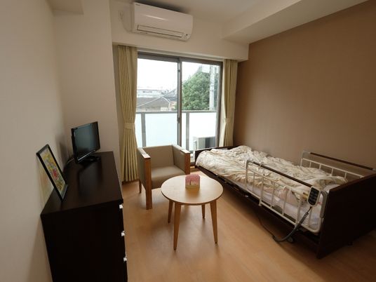 明るい居室の一角