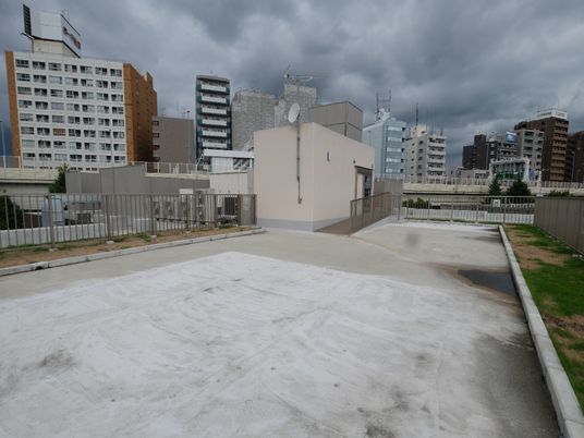 広々とした建物の中庭