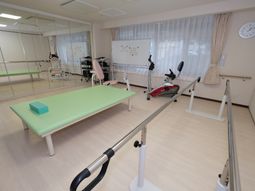 リハビリ用具が整った部屋