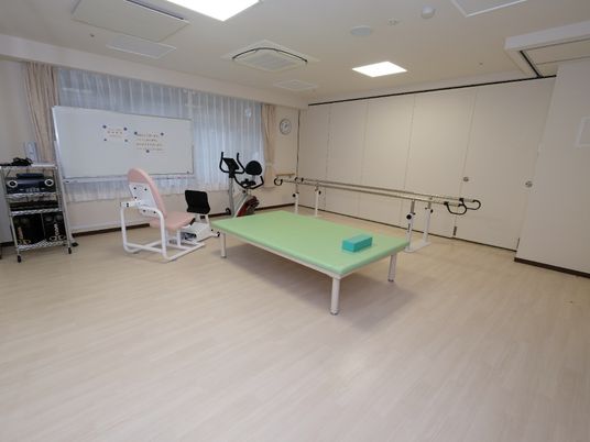 機能訓練用具が整った部屋