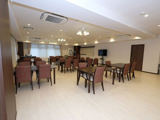 明るい共有ダイニング空間