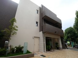 モダンな建物のエントランス