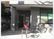 自転車と入口の建物
