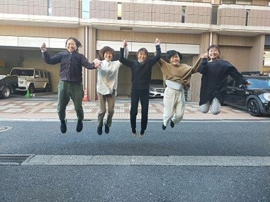 仲間と楽しむ様子の外観