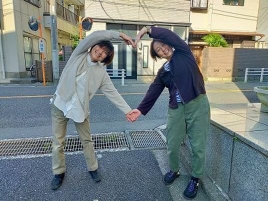 笑顔で体操をする人