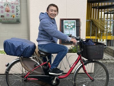 自転車に乗るスタッフ