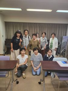 活気ある集まりの部屋