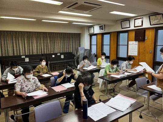 学習をする人々の教室