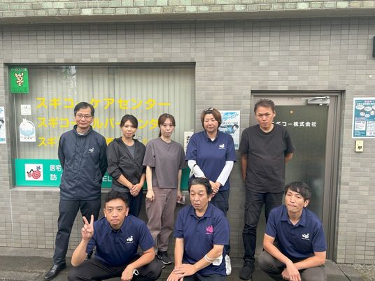 看板前のスタッフ