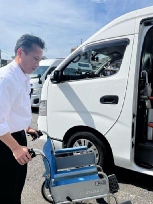 車椅子と男性の姿