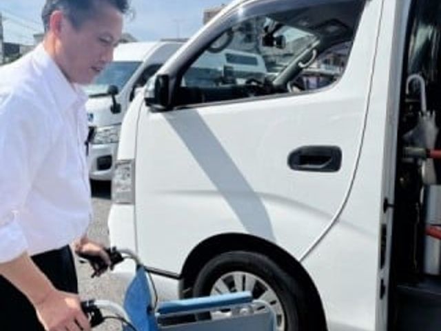 車椅子と男性の姿 外観 車椅子の準備をしている様子です。車両へのスムーズな乗り降りが可能です。