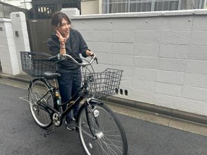 楽しく自転車に乗る女性