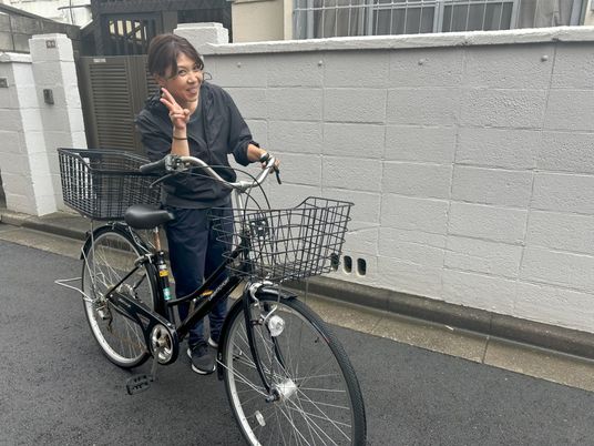 楽しく自転車に乗る女性