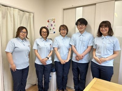笑顔のスタッフたちの集合写真