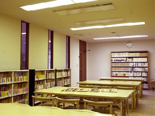 本とテーブルの読書スペース