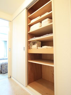 居室の整頓されたクローゼット