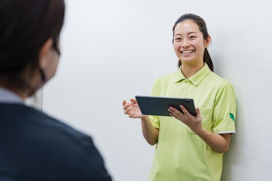 笑顔のスタッフと話す人物