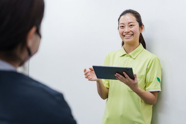 笑顔のスタッフと話す人物