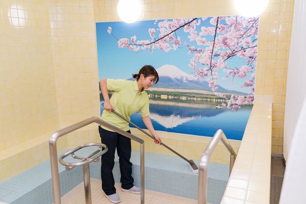 掃除中の浴室