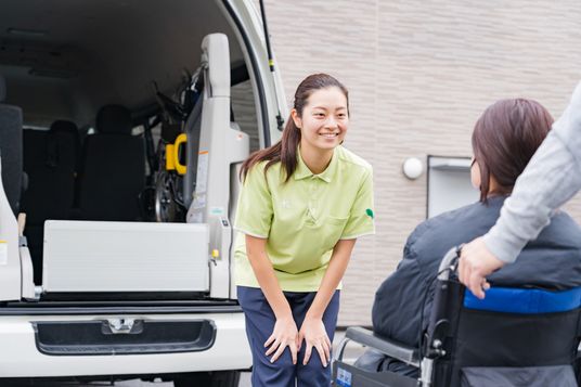 スタッフの笑顔と車椅子