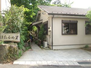 静かな施設の外観