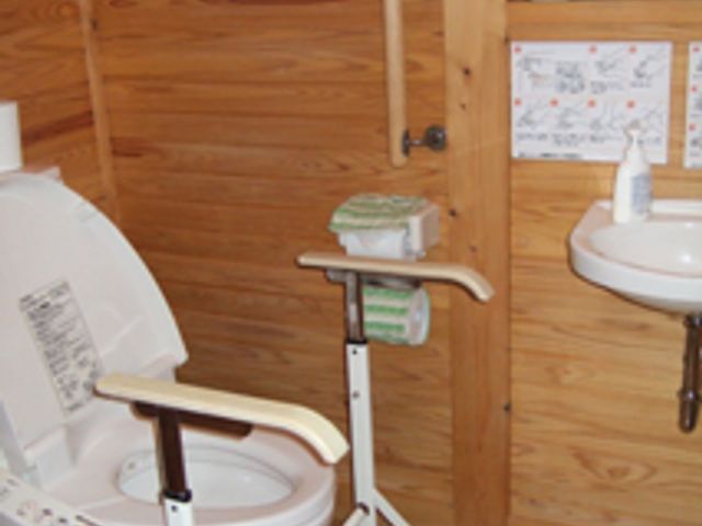 手すり付きのトイレ トイレ 手すりの設置された安心なトイレです。高齢者の方が安全に利用できる環境が整っています。