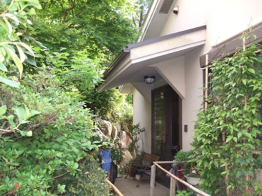 緑豊かな小道の外観
