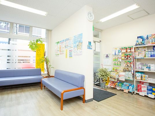 明るい待合のロビー  