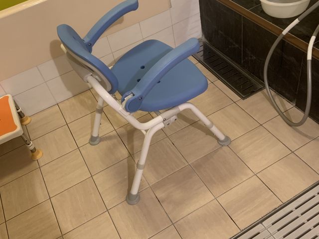 バスルーム 浴室 車椅子対応の入浴椅子が備え付けられており、利用者が安全に入浴できる工夫がされています。
