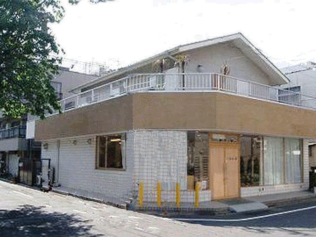 明るい建物の外観 外観 大きな窓から自然光が差し込む明るい建物です。開放感のある造りになっています。