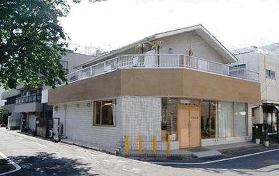 明るい建物の外観