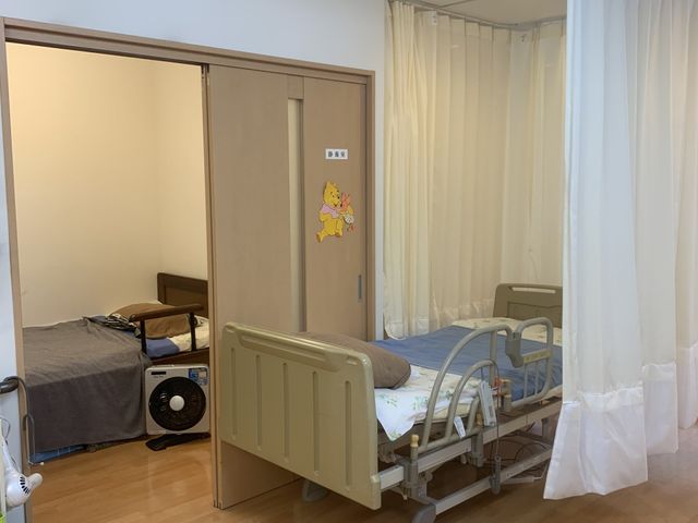 明るい居室 居室 自然光が差し込む明るい居室です。プライバシーに配慮したカーテンも備わっています。