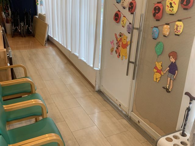 明るい姿の廊下 廊下 窓から自然光が差し込む、明るい廊下です。カラフルな装飾が施され、訪れる人々を温かく迎えます。