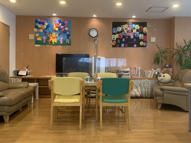 温かみあるラウンジ ラウンジ 広々としたラウンジは、アート作品が飾られた寛げる空間です。明るい照明で落ち着いた時間を過ごせます。