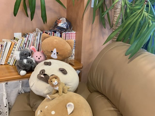 クッションのあるラウンジ ラウンジ ふかふかのクッションが並ぶスペースです。ぬいぐるみと共にリラックスできます。