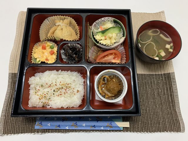美味しそうなお弁当 料理 彩り豊かなメニューが揃ったお弁当です。栄養バランスの良いお食事を楽しめます。