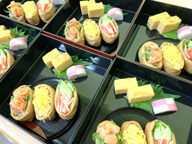 彩り豊かな料理 料理 色とりどりの料理が用意され、栄養バランスも考慮された食事が楽しめます。