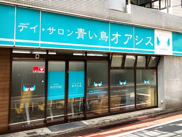 青い看板の外観 外観 爽やかな青い看板が目印の建物です。清潔感のある印象を与えます。