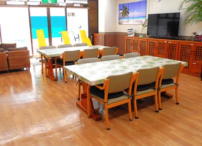 テーブルと椅子が並ぶ室内