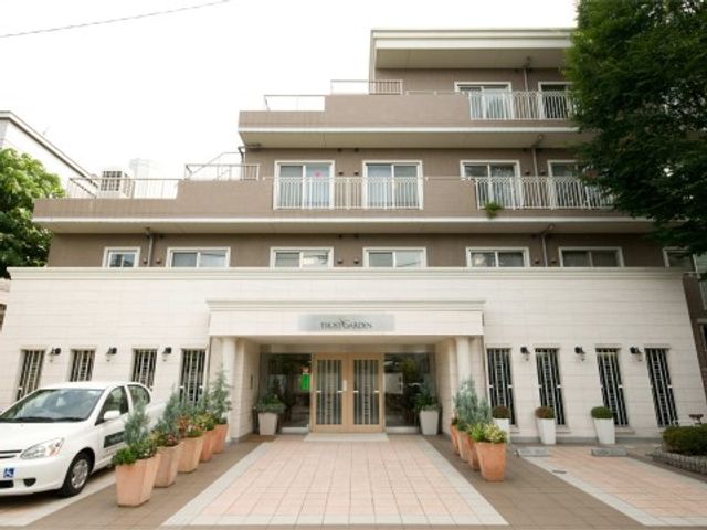 明るいエントランス外観 玄関 清潔感のあるエントランスからは、快適に過ごせる環境がお出迎え。安心して業務に取り組める場所です。