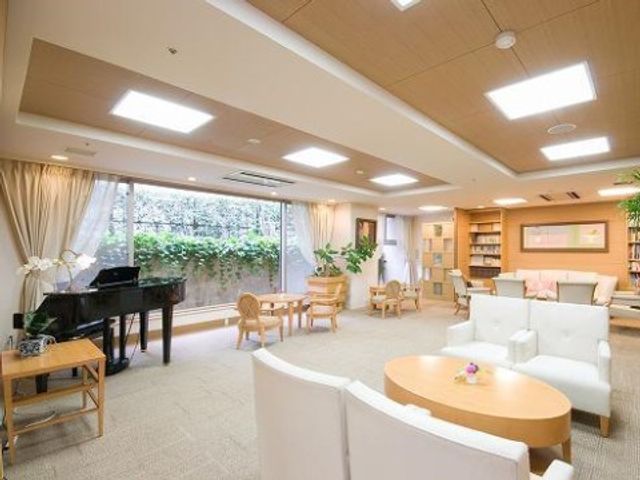 ゆったりとした明るいラウンジ ラウンジ ゆとりある作りのラウンジでは、癒しのピアノの音色を聴きながらくつろげる空間が提供されています。お茶を楽しむ等、穏やかな時間をお過ごしいただけます。
