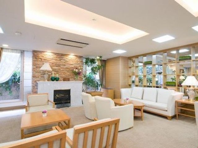 暖炉付きの快適ラウンジ ロビー モダンな壁面と暖炉が特徴のラウンジでは、落ち着いた時間を過ごすことができます。リラックスした空間でのひとときをご体験ください。