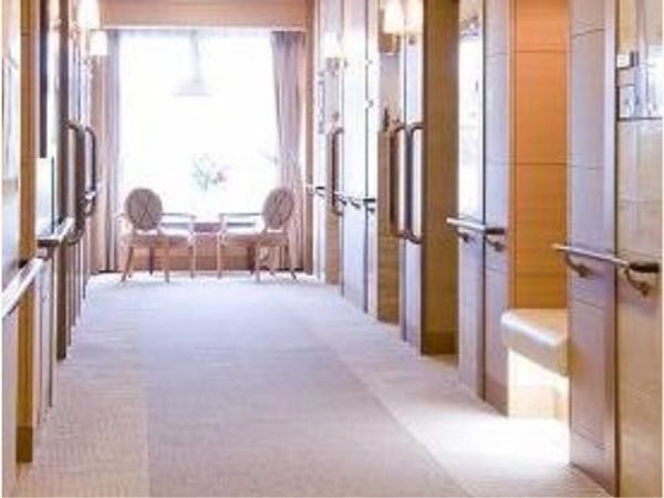 明るい廊下と窓