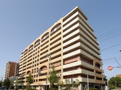 多階建ての大型建物外観